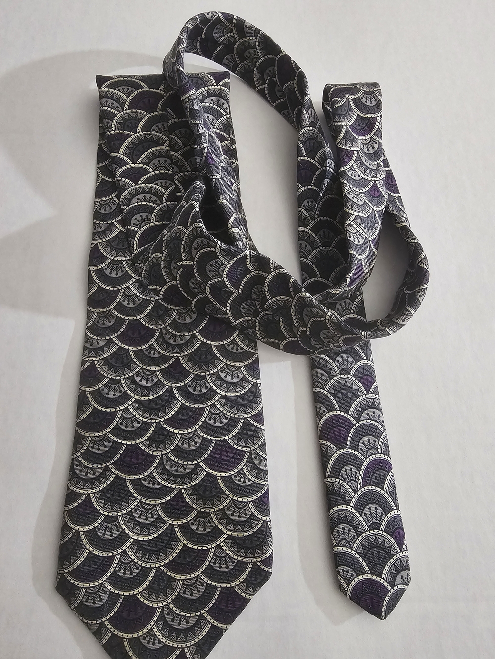 Elegant Purple and Gray Scallop-Pattern Men's Tie